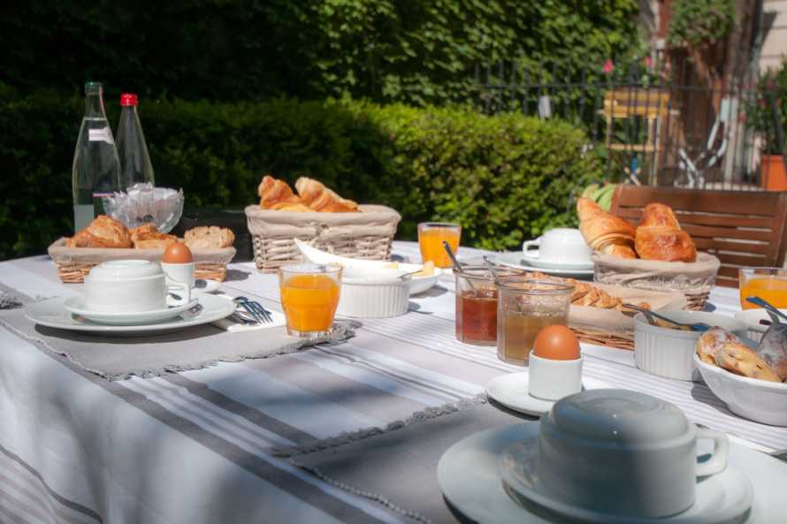 Petit déjeuner gourmand dans le jardin