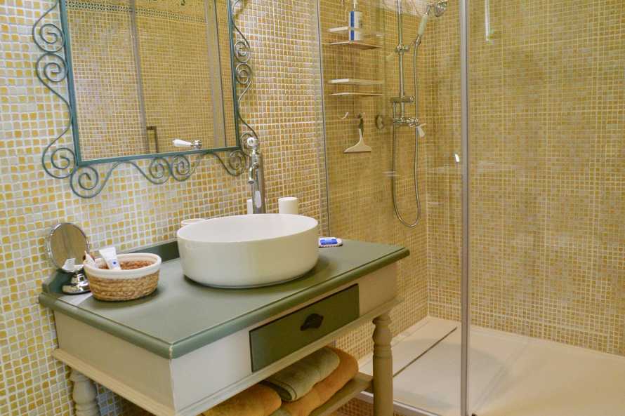 Salle de bain de la chambre Romance en Arles
