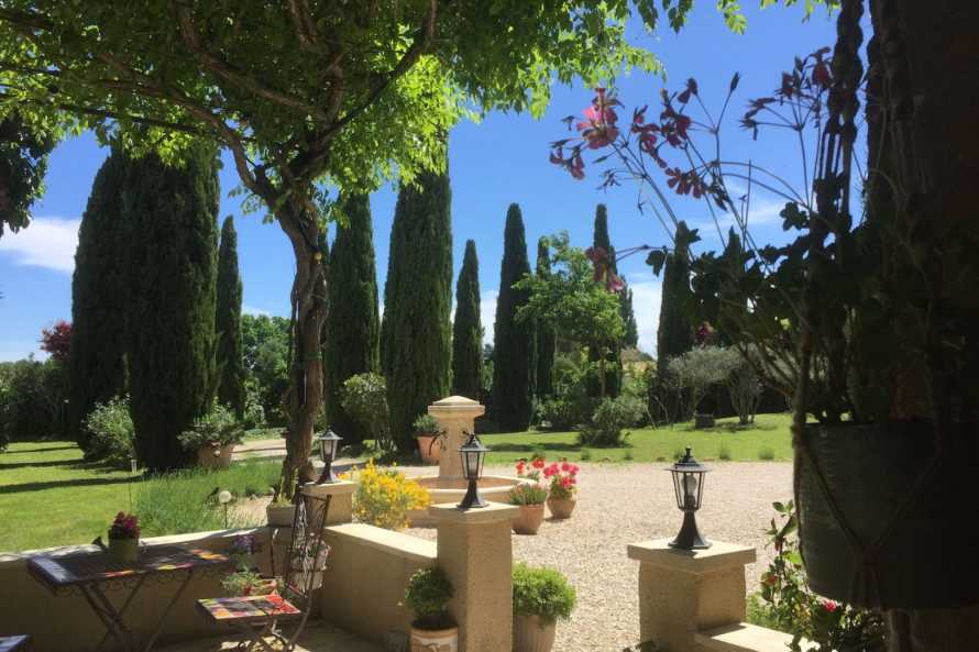 Terrasse et parc fleuris