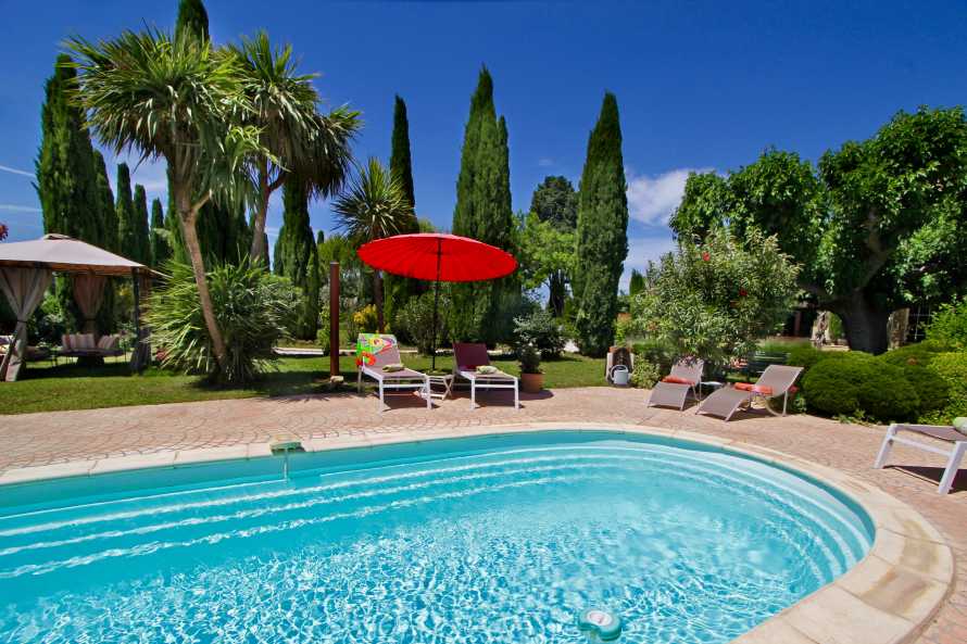 Piscine relaxante à la campagne