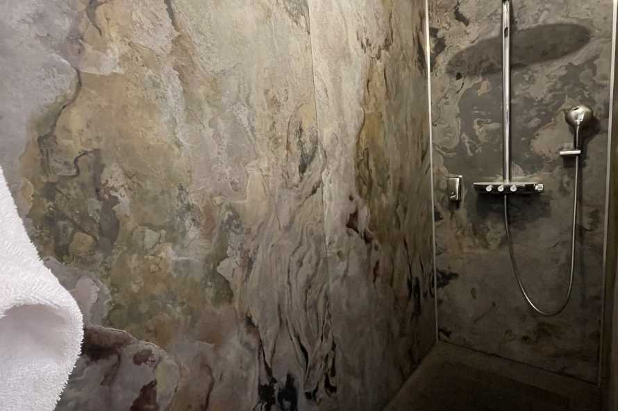Douche à l'italienne avec feuille de pierre et receveur de douche en pierre de Bouzentes