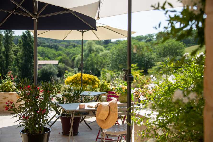 Flâner en terrasse, dans un cadre verdoyant