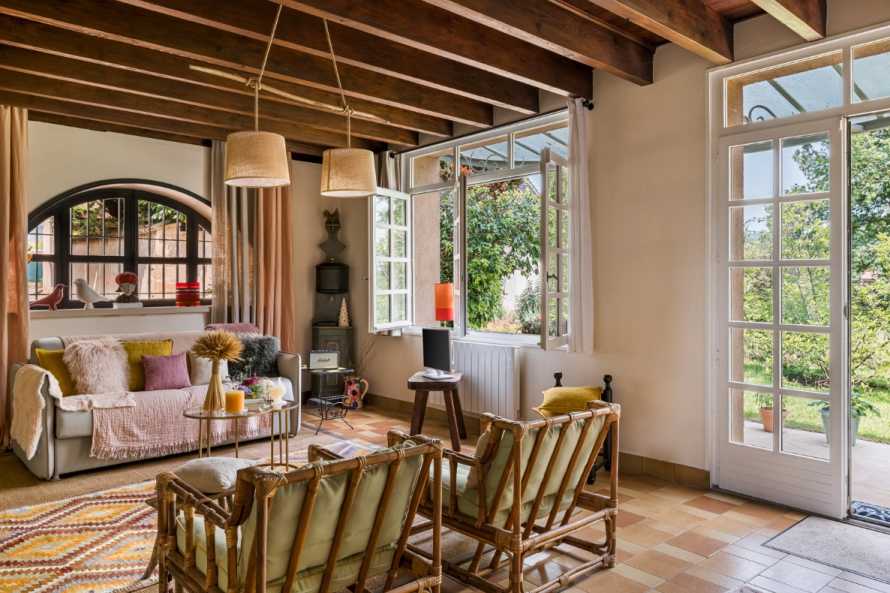 living room dans un grand jardin
