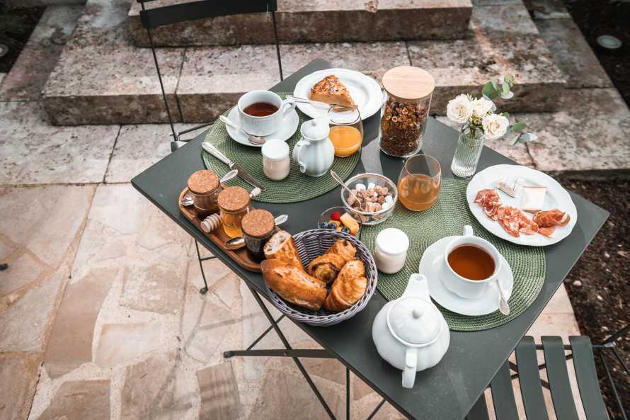 Clos Saint Sulpice, petit déjeuner terrasse