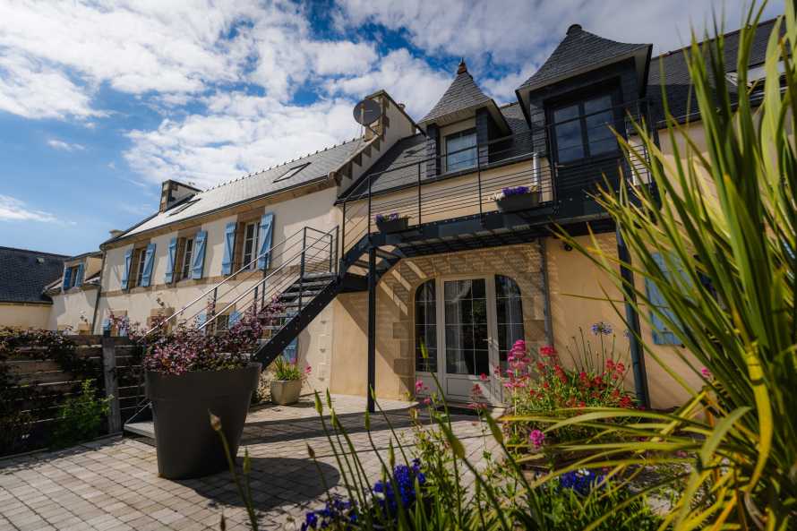 La terrasse devant les chambres d'hôtes