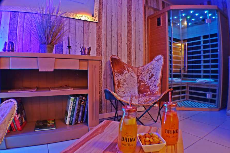 Les instants volés JACUZZI PRIVATIF 4- salon detente et sauna- Les Instants en Amoureux