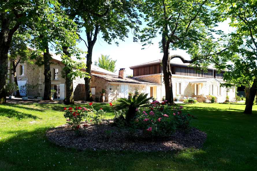 Façade Nord de la bâtisse principale en pierre Moellons et bois - qui caractérise notre engagement durable