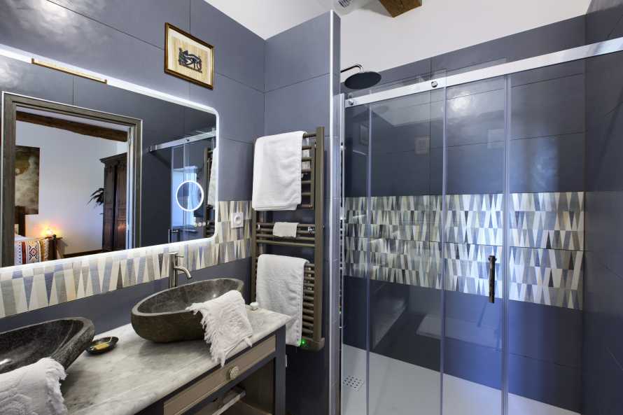 salle de bain avec verrière