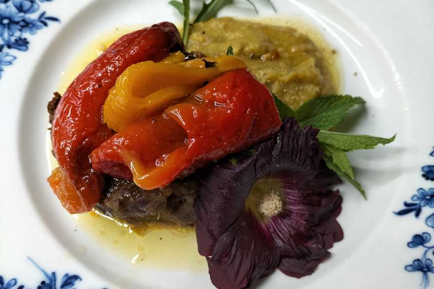 Un plat à la table de la Maison du Chevalier des Huttes