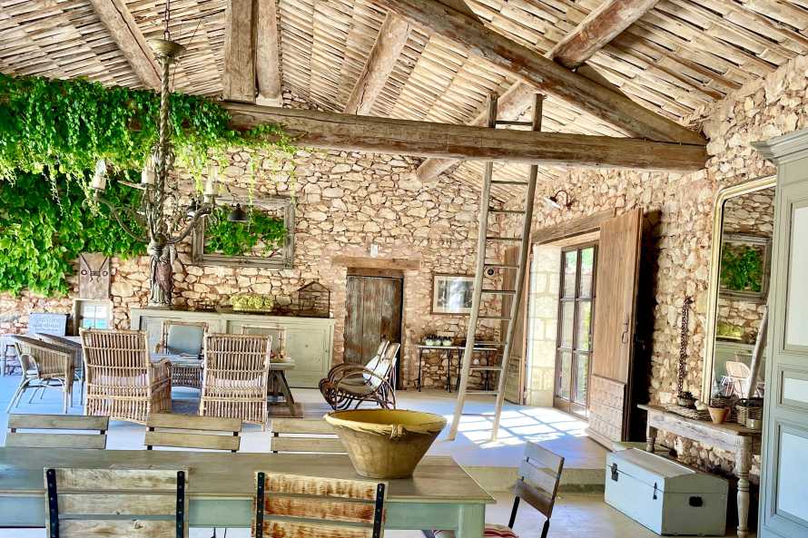 un auvent de 100m2 pour s'y reposer ou y prendre le petit déjeuner