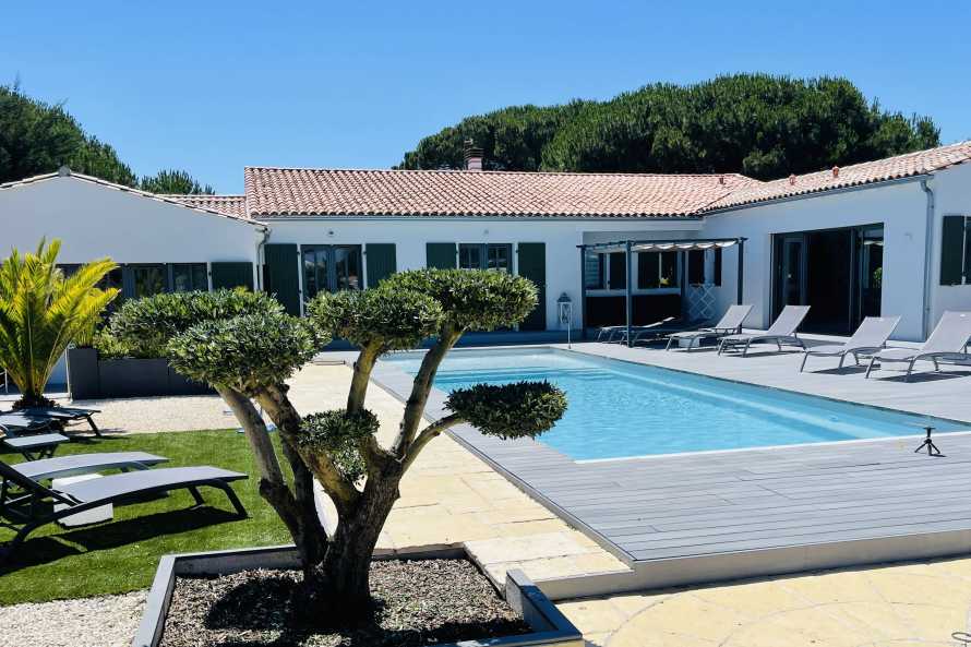 LA PISCINE ET SA TERRASSE