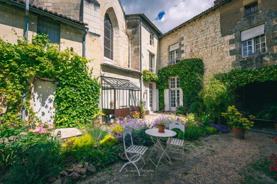 Le Prieur&eacute; Sainte Croix